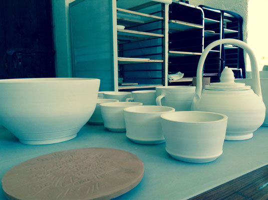 Ceramiche in terraglia bianca in essicazione prima della cottura