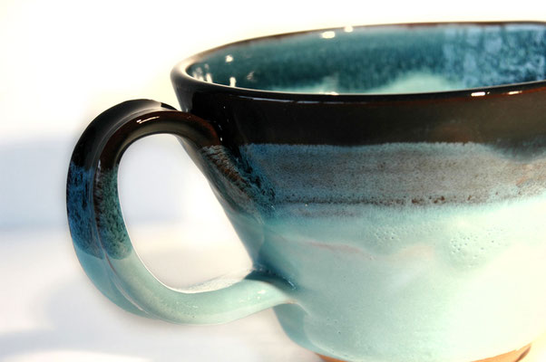 Particolare di tazza mug in terracotta rossa - smaltata - cottura 1010°C