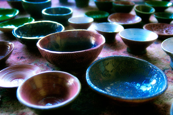 Particolare della prima produzione di ceramiche in terracotta rossa - smaltate - cottura 980°C