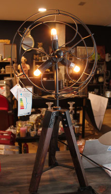 Lámpara trípode estilo industrial / Industrial style tripod lamp