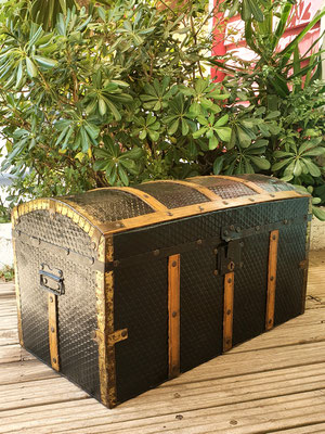 Antiguo baúl (madera / metal)