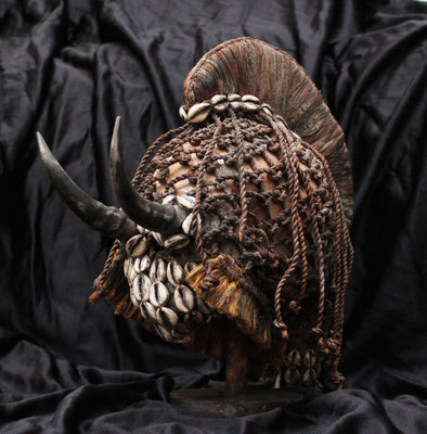 Cráneo con máscara Bedé / Skull with Bedé mask