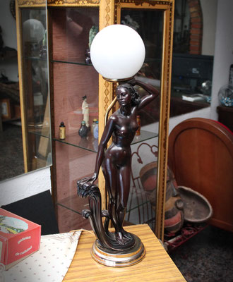 Preciosa lampara con figura femenina / Beautiful lamp with female figure