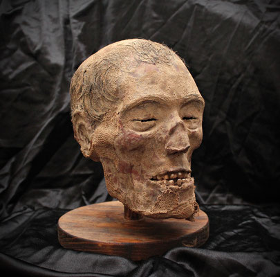 Cabeza momia egipcia (R) Egyptian mummy head