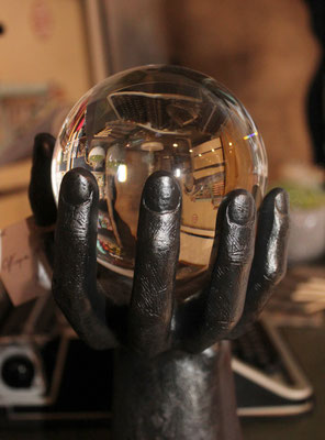 Mano decorativa con bola de crista y base de mármol