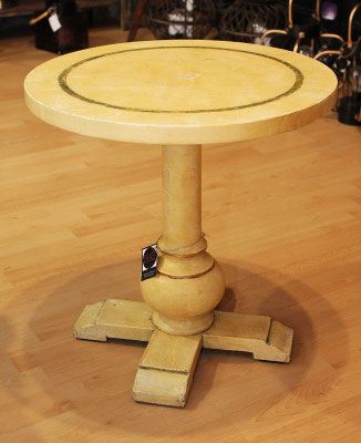 Mesita auxiliar ( Primera mitad del Siglo XX ) / Side table (First half of the twentieth century)