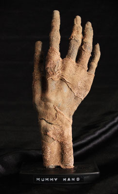 Egyptian mummy hand / Mano de momia egipcia