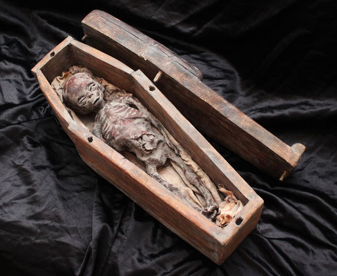 Pequeña momia egipcia en sarcófago // Small Egyptian mummy in sarcophagus