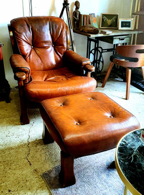 Antiguo y cómodo SILLÓN DE CUERO + REPOSAPIES