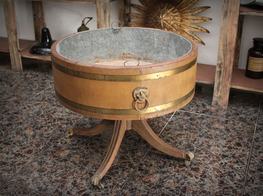 Antiguo macetero de madera y metal / Old wooden and metal flowerpot