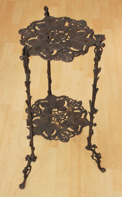 Mesita modernista en hierro fundido / Modernist table in cast iron