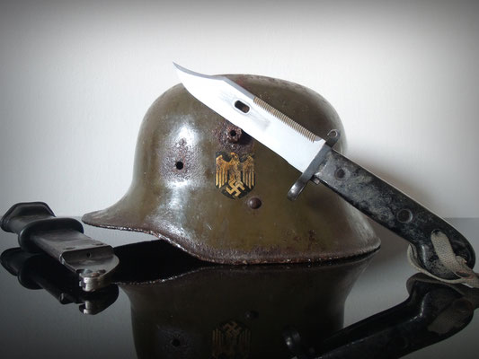 Casco alemán (WWI) German helmet + bayoneta / bayonet AK-47