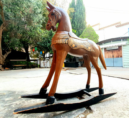 Antiguo caballo de madera / Old wooden horse