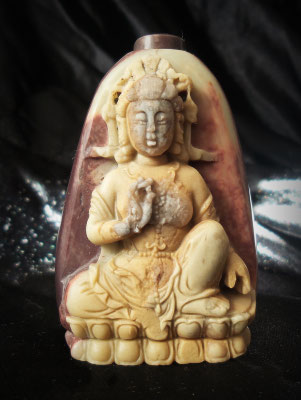 Tabaquera china Kwan-yin (piedra tallada)