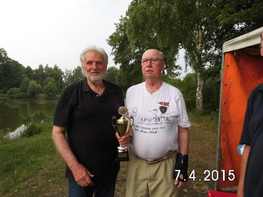 Die Gründer des Freundschaftsangeln Karl Heins Chuleck rechts und Henry Bondieck links mit einem Wanderpokal der Ihnen gewidmet ist