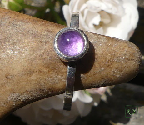 silberner Solitärring mit Amethystcabochon