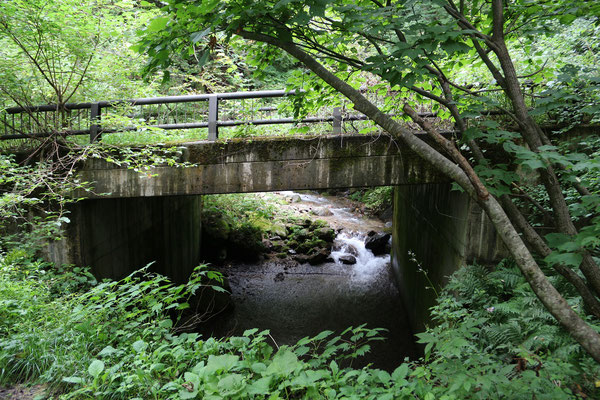 旧奥池村集落の橋、横には小さな滝が流れています。