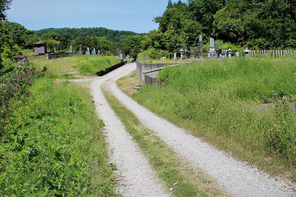 右は御木神社への間道、左は右村
