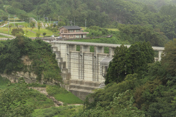 瀬領から望む才川辰巳ダム、平成24年竣工