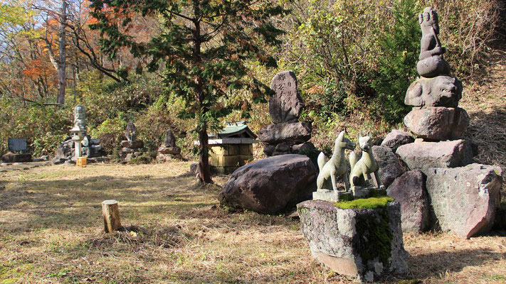 医王山寺、様々な石造物などが並ぶ一画。不思議な雰囲気。
