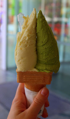 Mmmhhhh - lecker: Durian und Green Tee Eis. Sah interessant aus - schmeckte aber brrrrrr
