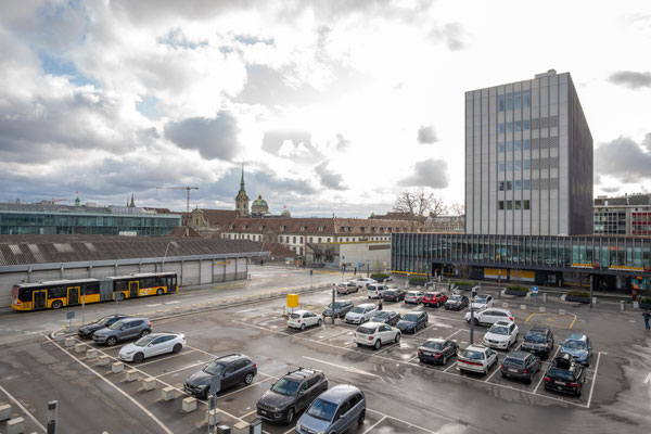 Blick über den grossen Parkplatz bei der Bushaltestelle Bahnhof.