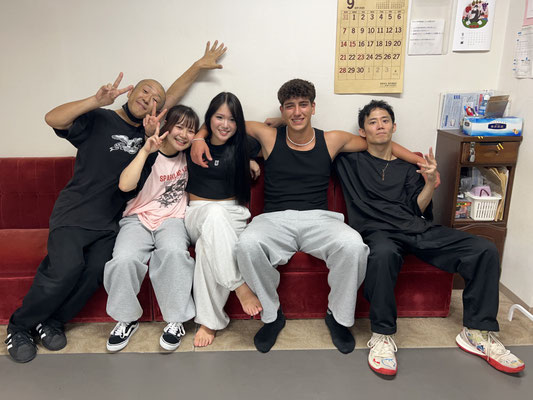千葉ダンススクール Beat squadの卒業生・ルナが彼氏のブラックと、発表会のチケットを取りに月曜日ヒップホップクラスに遊びに来てくれました♪