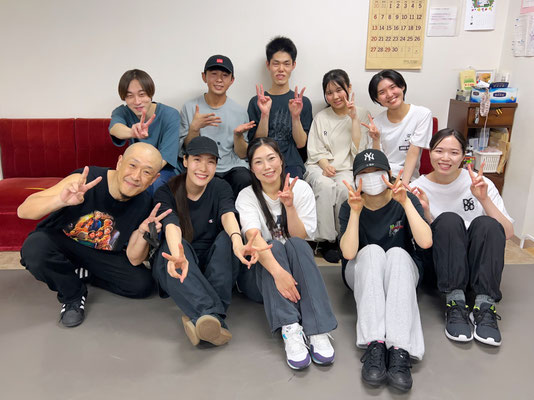 こちらは千葉ダンススクール Beat squadの土曜日・HIPHOPクラスのメンバー♪皆でニコニコな、素敵な1枚♪お気に入りです♪