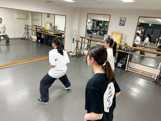 R&Bクラスレッスン前の振り付け確認の風景♪メンバーのリンマイが、エミちゃんとカコちゃんへ振り付け確認のお手伝いをしてくれました♪