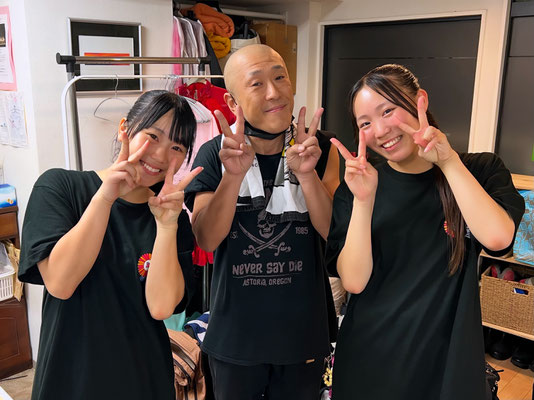 先日、現在ダンス部の強豪校・千葉敬愛高校で頑張っている元教え子のハナ(右)とミハル(左)と会えました、嬉しかったー♪