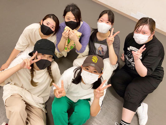 西千葉スタジオ・土曜日20時クラスの女子メンバー＋カンナ♪とっても良い写真です♪