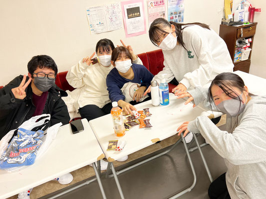 Beat squadの西千葉スタジオ・月曜日クラス♪ミナミが持ってきてくれたお菓子にむらがるメンバー♪仲良しな良いクラスです♪