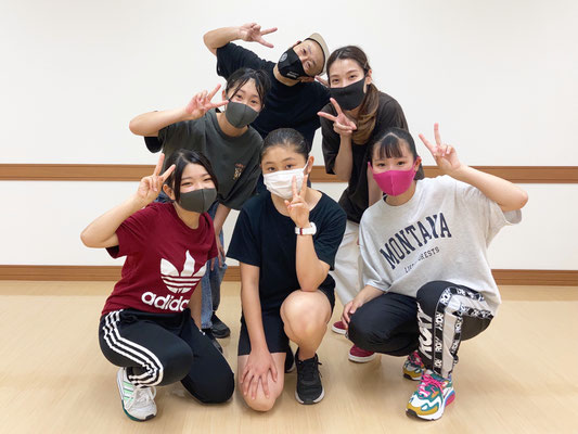先日、稲毛・長沼スタジオの水曜日クラスに入会をしてくれたサワをセンターにパチリ♪とっても良い写真が撮れました♪