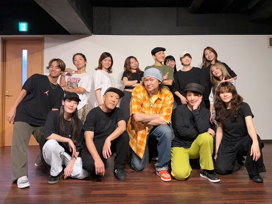 夏の合同ダンス発表会で出演するインストラクターナンバーのリハーサル後の1枚♪もちろん、千葉 ストリートダンススクール Beat squadのインストラクター・TADAとEMU先生も参加しています♪