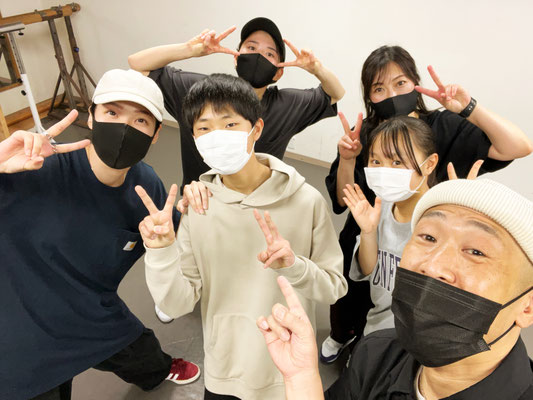 火曜日・HIPHOPクラスに在籍していたユウヤが土曜日・R＆Bクラスへ移動♪皆で記念撮影、とっても良い写真♪