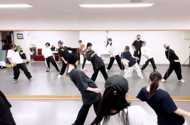 今回の写真は、千葉ダンススクール Beat squadの土曜日・R&Bクラス♪大人気のクラスで、人数もパンパンでレッスンをさせて頂いています♪