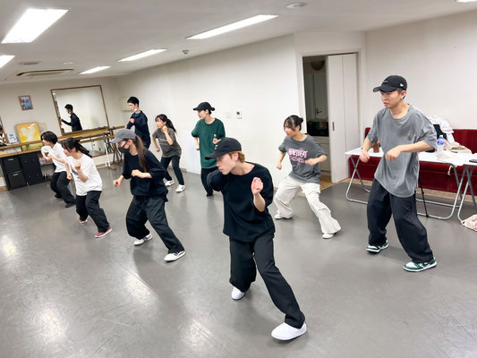 千葉ダンススクール Beat squadの土曜日17時ヒップホップクラス♪先輩メンバーのエムがフォローアップをしてくれましたが、振り付け確認初心者さんのアミも、本当に良く頑張ってくれていました♪