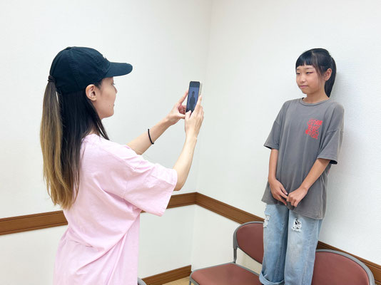 エム先生がインストラクターを務める、水曜日・大人HIPHOPクラス♪ダンス発表会のお客様用プログラムに使用するメンバー写真の撮影風景♪