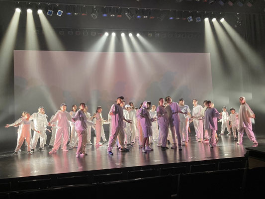 先日無事に終演をしました、千葉ダンススクール Beat squadの第1回単独ストリートダンス発表会 SHININGでのオープニングショーの1シーン♪