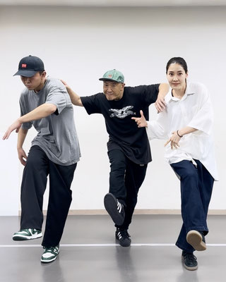 千葉ダンススクール Beat squadの土曜日・POPPIN & アニメーションクラスのエムとタクミとで、レッスン後にPOPPINダンスの基礎ステップで動画撮影をしました♪