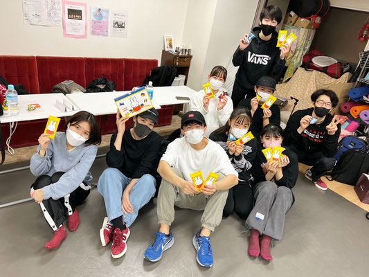 千葉ダンススクール Beat squadの西千葉スタジオ・土曜日16時半クラス♪ハルナとテツヤさんが皆にお菓子の差し入れを持ってきてくれました、めっちゃ嬉しかったです♪