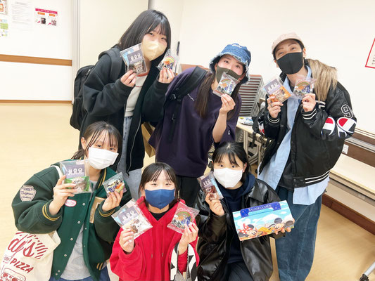 稲毛スタジオ・水曜日エム先生クラス♪ディズニーランドに行ったハヅキが皆にお土産を買ってきてくれました、有り難う♪