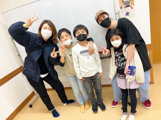 千葉 ダンススクール Beat squad、稲毛キッズクラスのレッスン後♪カナタママも入ってくれて、とっても良い写真が撮れちゃいました♪