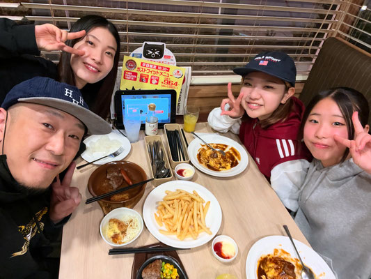 千葉 ダンススクール Beat squad・水曜日ヒップホップクラスのインストラクター・エム先生と、クラスメンバーのチナツ、サラとでレッスン後にご飯をしてきました♪