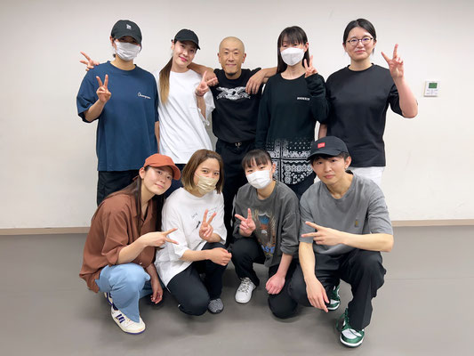 写真は、千葉ダンススクール Beat squadの西千葉スタジオ・POPPIN & アニメーションクラス(毎週土曜日 16:00～17:00)の全員集合写真♪