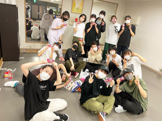 合同リハーサルのお休憩タイム♪メンバーのエムが皆にお菓子を持ってきてくれて、それを嬉しく楽しく頂いているところ♪