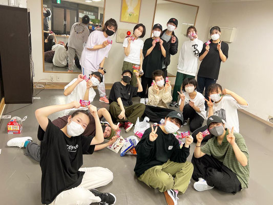 合同リハーサルのお休憩タイム♪メンバーのエムが皆にお菓子を持ってきてくれて、それを嬉しく楽しく頂いているところ♪