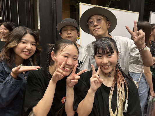 先日、大好きな仲間であるハナとミハルが出演する敬愛高等学校ダンス部の定期公演「DEPARTURE'25」へ、千葉ダンススクール Beat squadの仲間と応援に行ってきました♪
