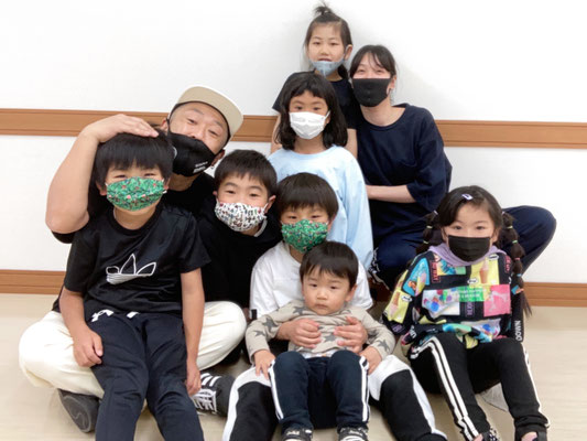 こちらもとってもお気に入りの写真♪稲毛・長沼クラスのキッズクラス♪皆で元気にヒップホップダンスを楽しんでいます♪