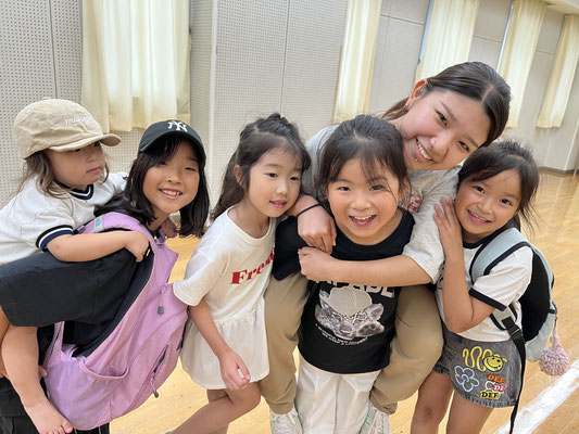 千葉ダンススクール Beat squadの、若葉区千城台・月曜日キッズクラスでの1枚♪チナツ先生、めっちゃ嬉しそうな表情♪